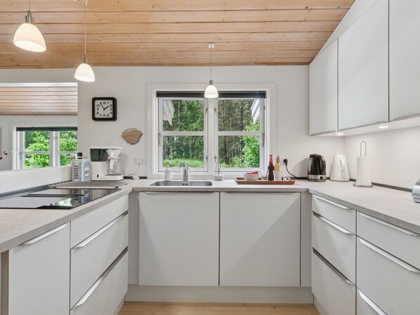 Fridge, microwave, dishwasher, cookware/dishes/utensils