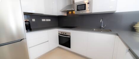 Refrigerador, microondas, lavavajillas y cafetera y tetera
