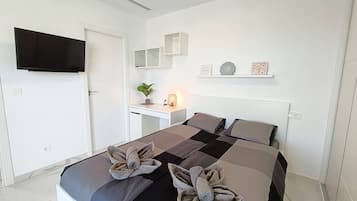 3 slaapkamers, een strijkplank/strijkijzer, gratis wifi, beddengoed