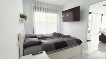 3 slaapkamers, een strijkplank/strijkijzer, gratis wifi, beddengoed