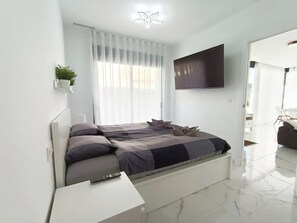 3 bedrooms, iron/ironing board, free WiFi, bed sheets - Newly Built Villa with Pool in Los Montesinos, Lake Views, Wi-Fi & Air Conditioning (Los Montesinos)