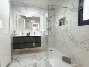 Een douche, een haardroger, handdoeken