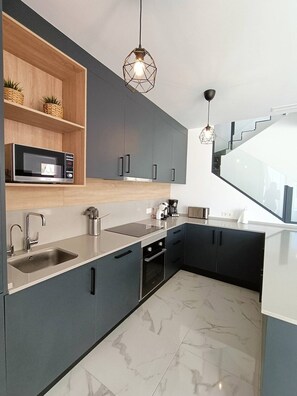 Refrigerador, microondas, horno y parrilla de estufa 