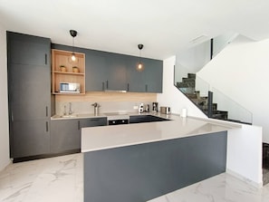 Kühlschrank, Mikrowelle, Ofen, Herdplatte