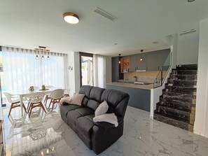 TV - Newly Built Villa with Pool in Los Montesinos, Lake Views, Wi-Fi & Air Conditioning (Los Montesinos)