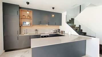 Jääkaappi, mikroaaltouuni, uuni, liesi