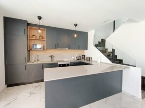 Fridge, microwave, oven, stovetop - Newly Built Villa with Pool in Los Montesinos, Lake Views, Wi-Fi & Air Conditioning (Los Montesinos)