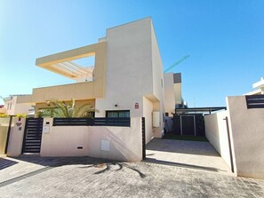 Exterior - Newly Built Villa with Pool in Los Montesinos, Lake Views, Wi-Fi & Air Conditioning (Los Montesinos)