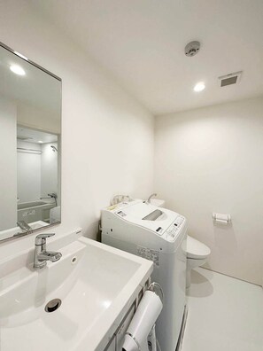 Badewanne, Haartrockner, Handtücher