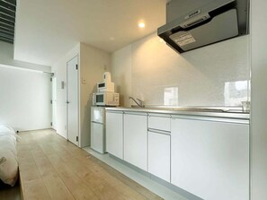 Fridge, microwave, stovetop, cookware/dishes/utensils - Studio Apt for 6 Ppl Near Peace Park (Naka Ward, Hiroshima)