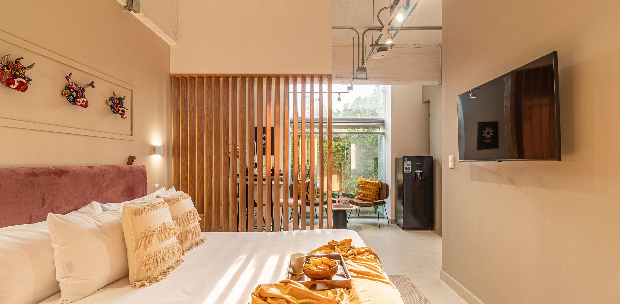 1 chambre, bureau, fer et planche à repasser, lit parapluie