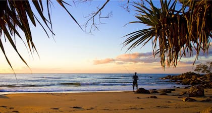 Kangaroo Kabin - Entire cabin, 5mins to the beach, pet friendly.