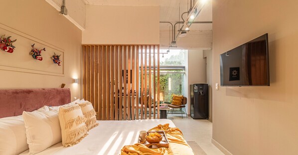 1 soverom, skrivebord, strykejern/-brett og reiseseng for barn