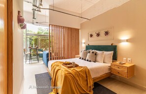 1 quarto, escrivaninha, ferros/tábuas de passar roupa, berço de viagem