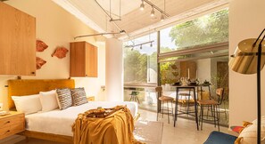 1 sovrum, skrivbord, strykjärn/strykbräda och resesäng