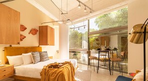 1 quarto, escrivaninha, ferros/tábuas de passar roupa, berço de viagem