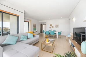 Télévision, chaîne hi-fi, espaces bureaux