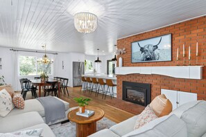 TV connectée, cheminée, jeux vidéo, lecteur de DVD