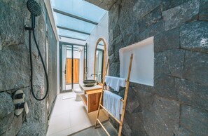 Separate bathtub and shower, hair dryer, towels - Villa Asri - Tropical 3BR Villa (Tabanan)