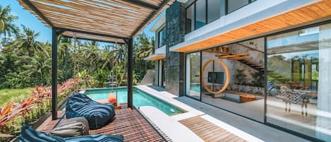 Una piscina al aire libre