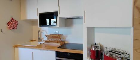 Fridge, oven, dishwasher, cookware/dishes/utensils