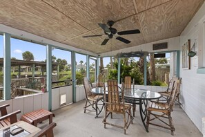 Outdoor dining - Palm Paradise Waterfront Home | Flagler Beach | Dock | Dog Friendly | Close To The Beach (Flagler Beach)
