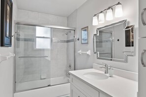 Combined shower/bathtub, hair dryer, bidet, towels - Palm Paradise Waterfront Home | Flagler Beach | Dock | Dog Friendly | Close To The Beach (Flagler Beach)
