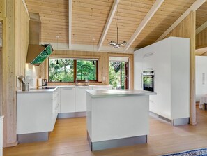 Jääkaappi, mikroaaltouuni, uuni, astianpesukone