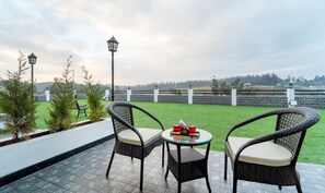 Outdoor dining - Treebo Skydale Premium Suites, 1500 Mtrs From Ooty Lake (Ootacamund)