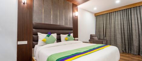 Desk, rollaway beds, bed sheets