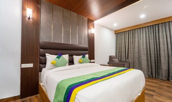 Desk, rollaway beds, bed sheets