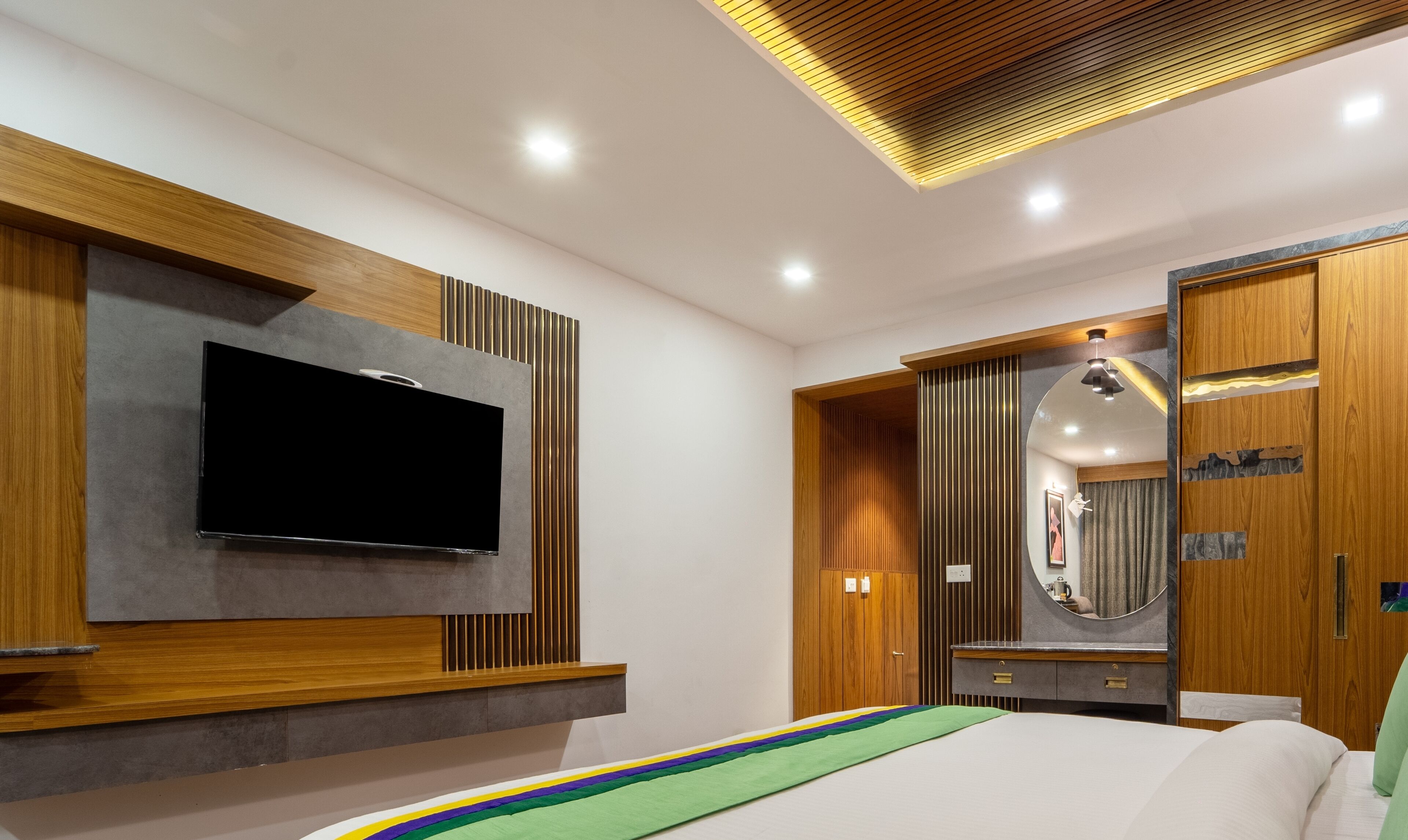 Deluxe Double Room | Desk, rollaway beds, bed sheets