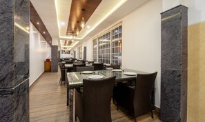 Dining - Treebo Skydale Premium Suites, 1500 Mtrs From Ooty Lake (Ootacamund)