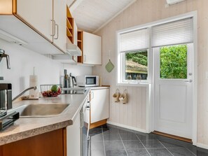 Kühlschrank, Mikrowelle, Geschirrspüler, Kochgeschirr/Geschirr/Besteck