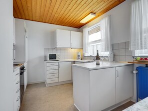 Kylskåp, mikrovågsugn, ugn och grytor/köksredskap