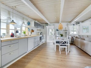 Kylskåp, mikrovågsugn, diskmaskin och grytor/köksredskap