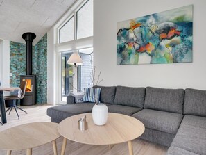 Tv, eldstad och dvd-spelare