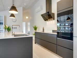 Kylskåp, mikrovågsugn, diskmaskin och grytor/köksredskap