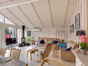 Una sala de estar acogedora con chimenea, asientos cómodos y televisor.