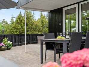 تناول الطعام بالخارج