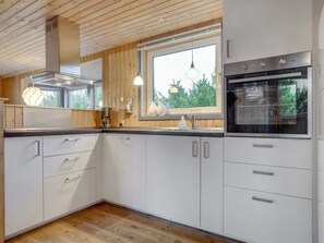 Kühlschrank, Mikrowelle, Geschirrspüler, Kochgeschirr/Geschirr/Besteck