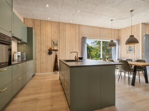 Fridge, oven, dishwasher, cookware/dishes/utensils