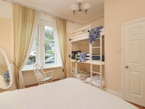 1 bedroom, individually decorated, individually furnished, free WiFi - Silverbells (Isle of Cumbrae)
