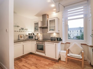 Fridge, electric kettle, toaster, cookware/dishes/utensils - Silverbells (Isle of Cumbrae)