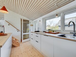 Kühlschrank, Mikrowelle, Ofen, Geschirrspüler