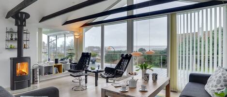 TV, fireplace, DVD player