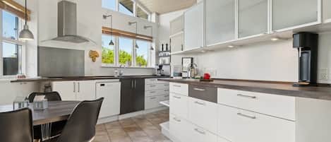 Kühlschrank, Mikrowelle, Ofen, Geschirrspüler