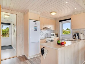 Kylskåp, mikrovågsugn, ugn och diskmaskin