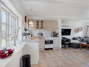 Kjøleskap, mikrobølgeovn, oppvaskmaskin og høy barnestol