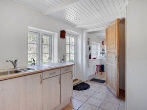 Kjøleskap, mikrobølgeovn, oppvaskmaskin og høy barnestol